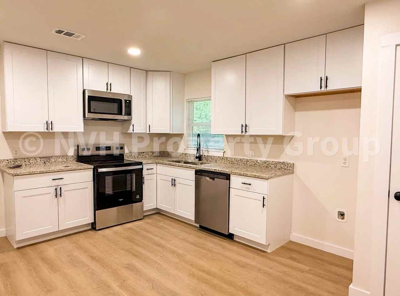 1712 W Birge St - Photo 4 of 12