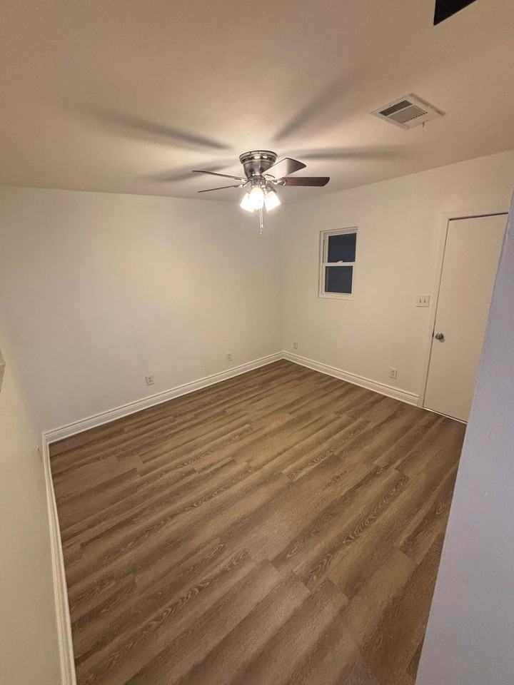 2218 Saunders St - Photo 5 of 13