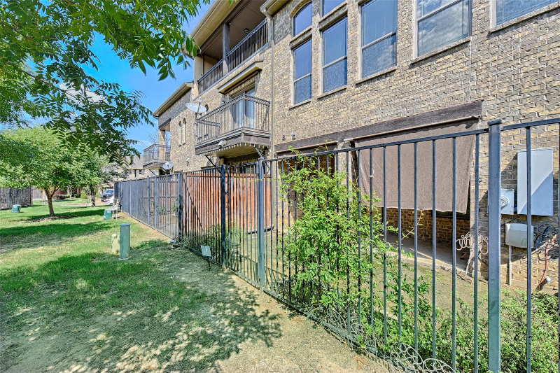1605 Brook Glen Dr - Photo 2 of 17