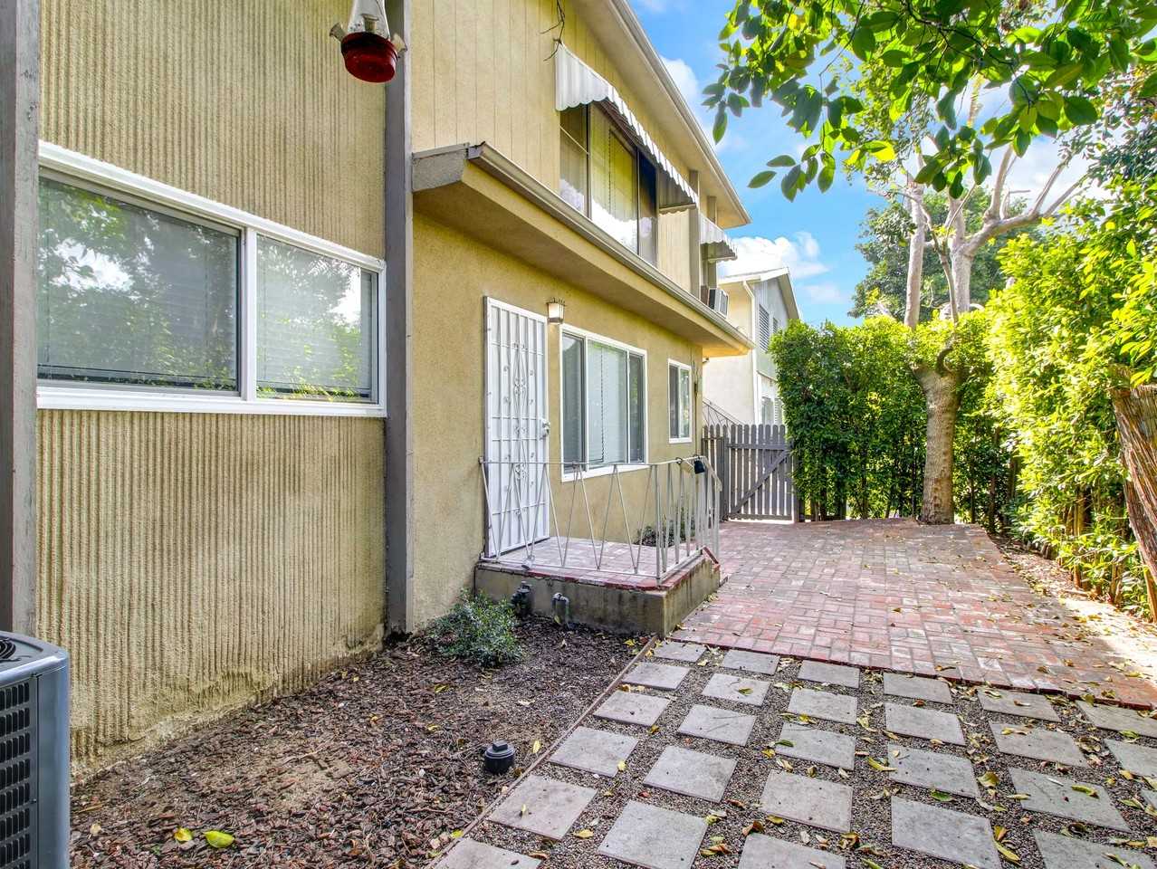 1040 N Sierra Bonita Ave #1 - Photo 4 of 40