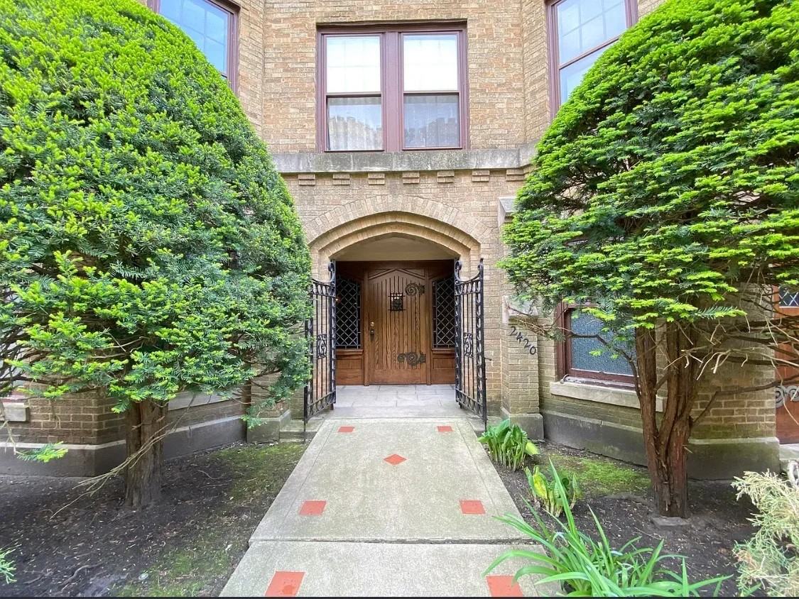 2422 W Greenleaf Ave - Photo 3 of 21