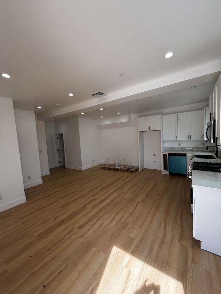 1541 W 213th St - Photo 2 of 11