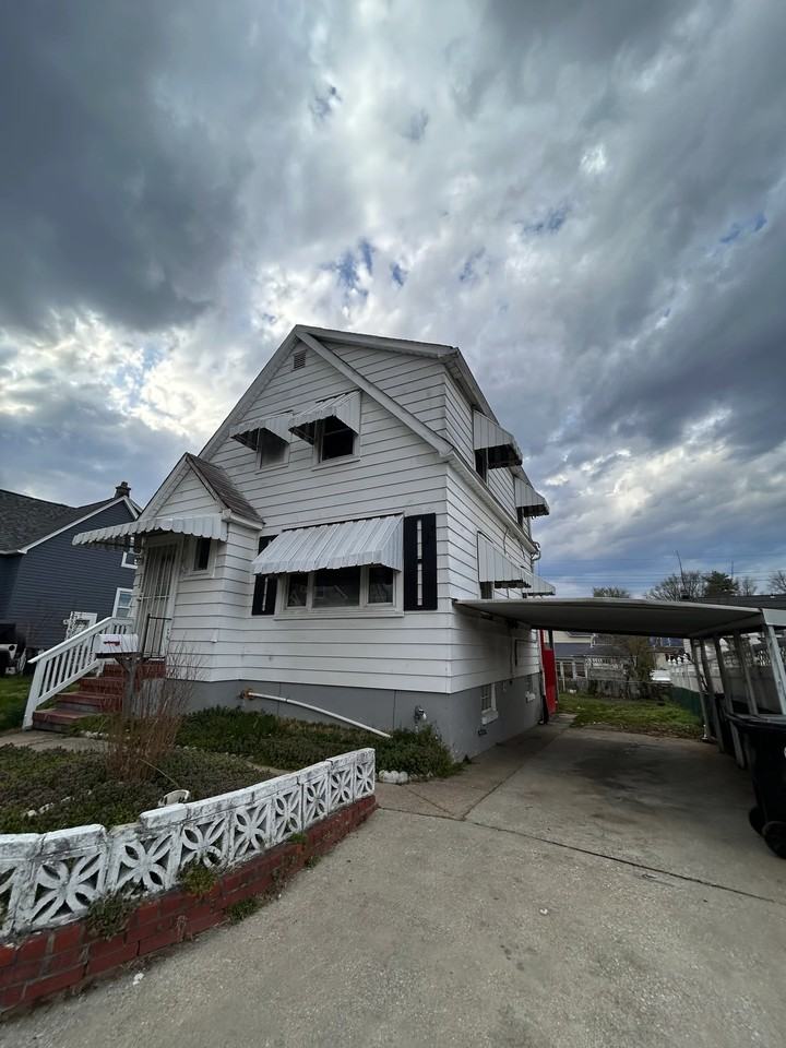 222 Detroit Ave - Photo 2 of 15