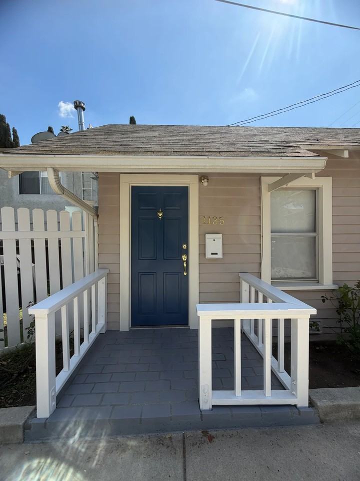 1 Bedroomfull Bathroom House - Photo 2 of 12