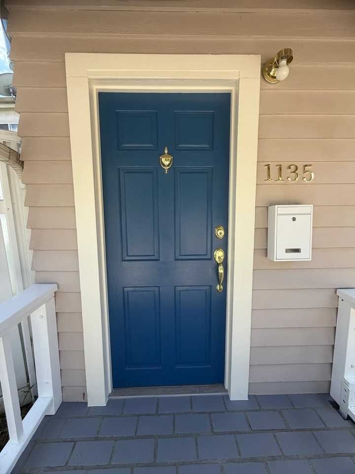 1 Bedroomfull Bathroom House - Photo 3 of 12