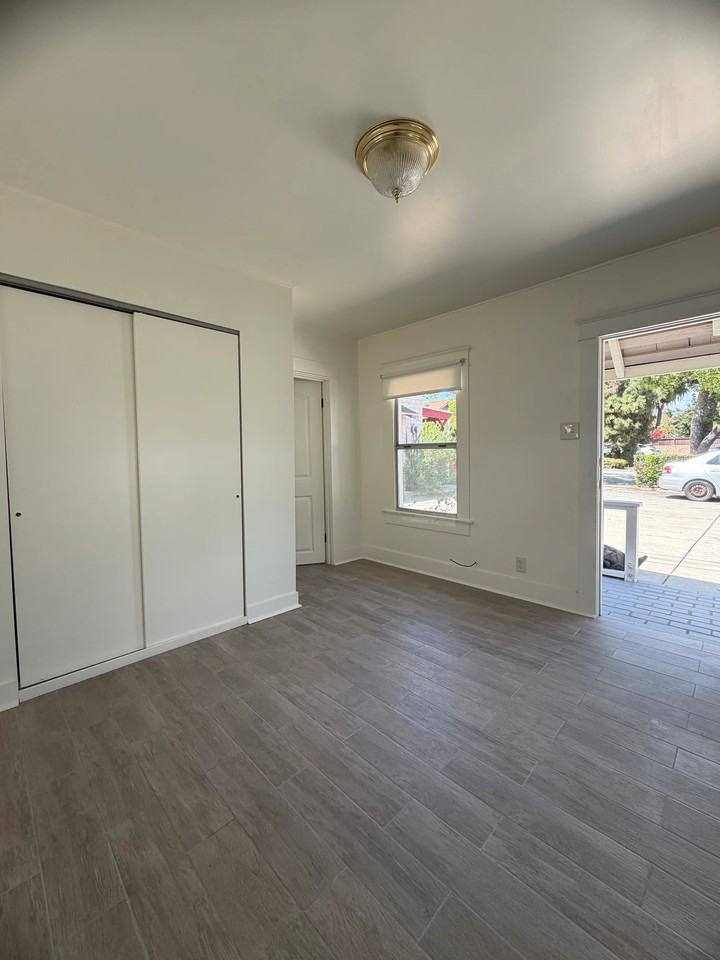 1 Bedroomfull Bathroom House - Photo 4 of 12