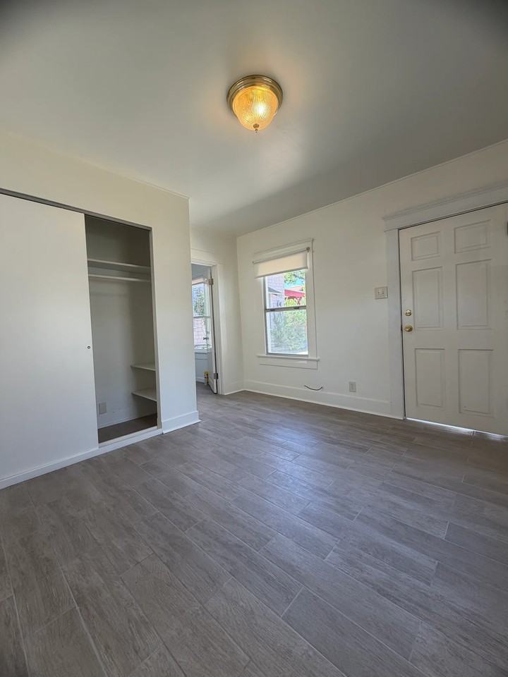 1 Bedroomfull Bathroom House - Photo 6 of 12