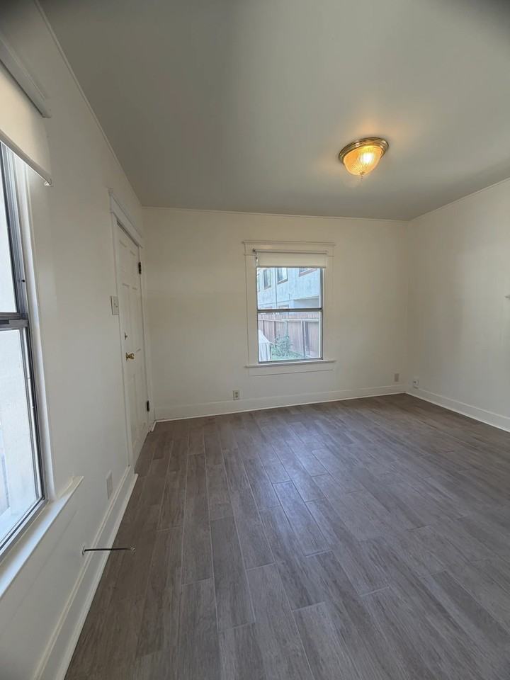 1 Bedroomfull Bathroom House - Photo 7 of 12