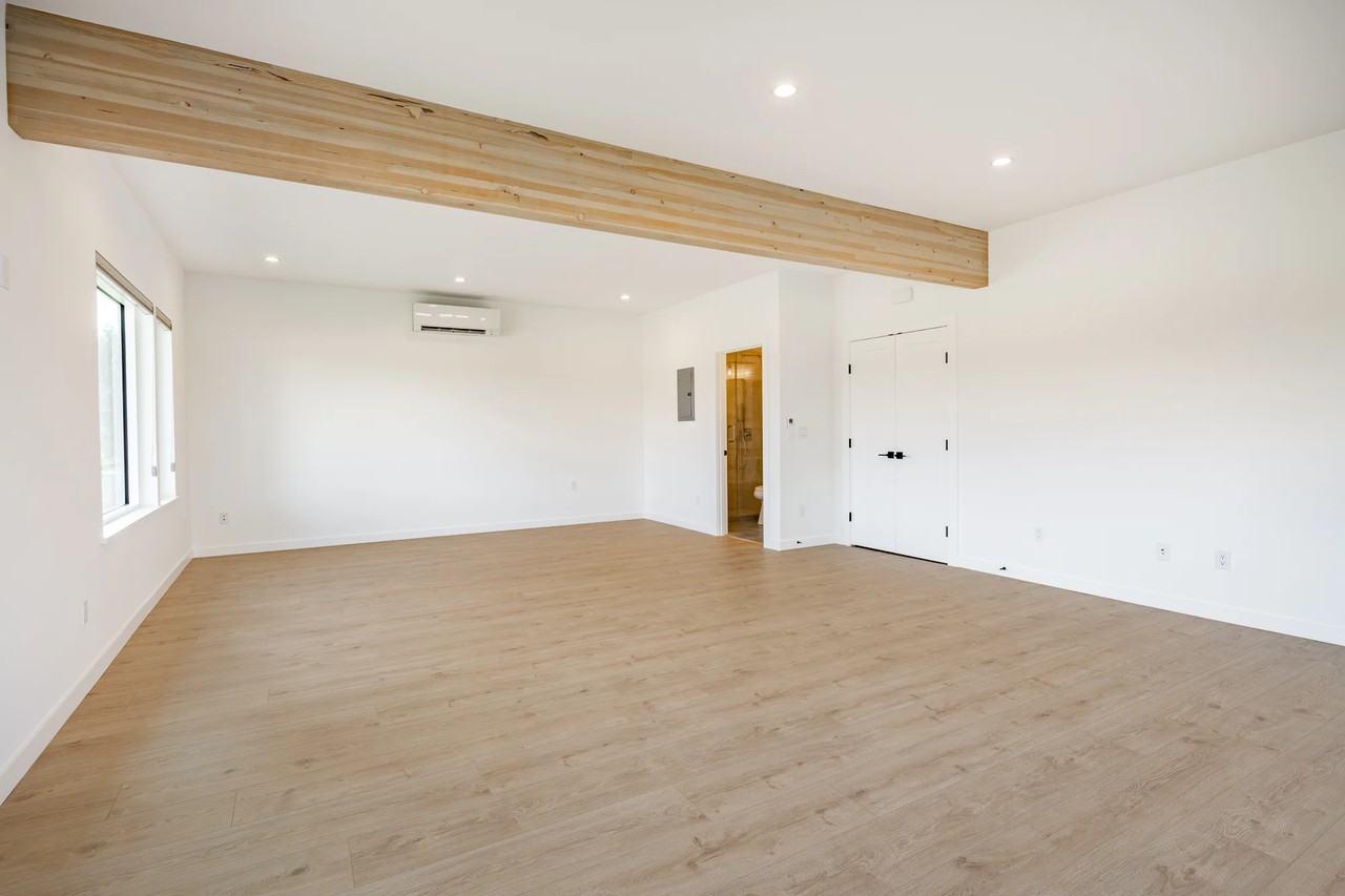 8638 Harborview Rd - Photo 6 of 20