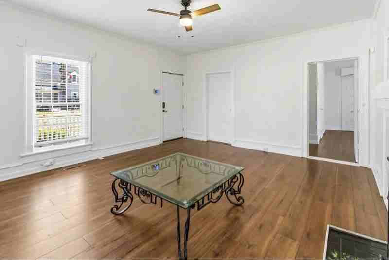 318 Persons St #B - Photo 3 of 13