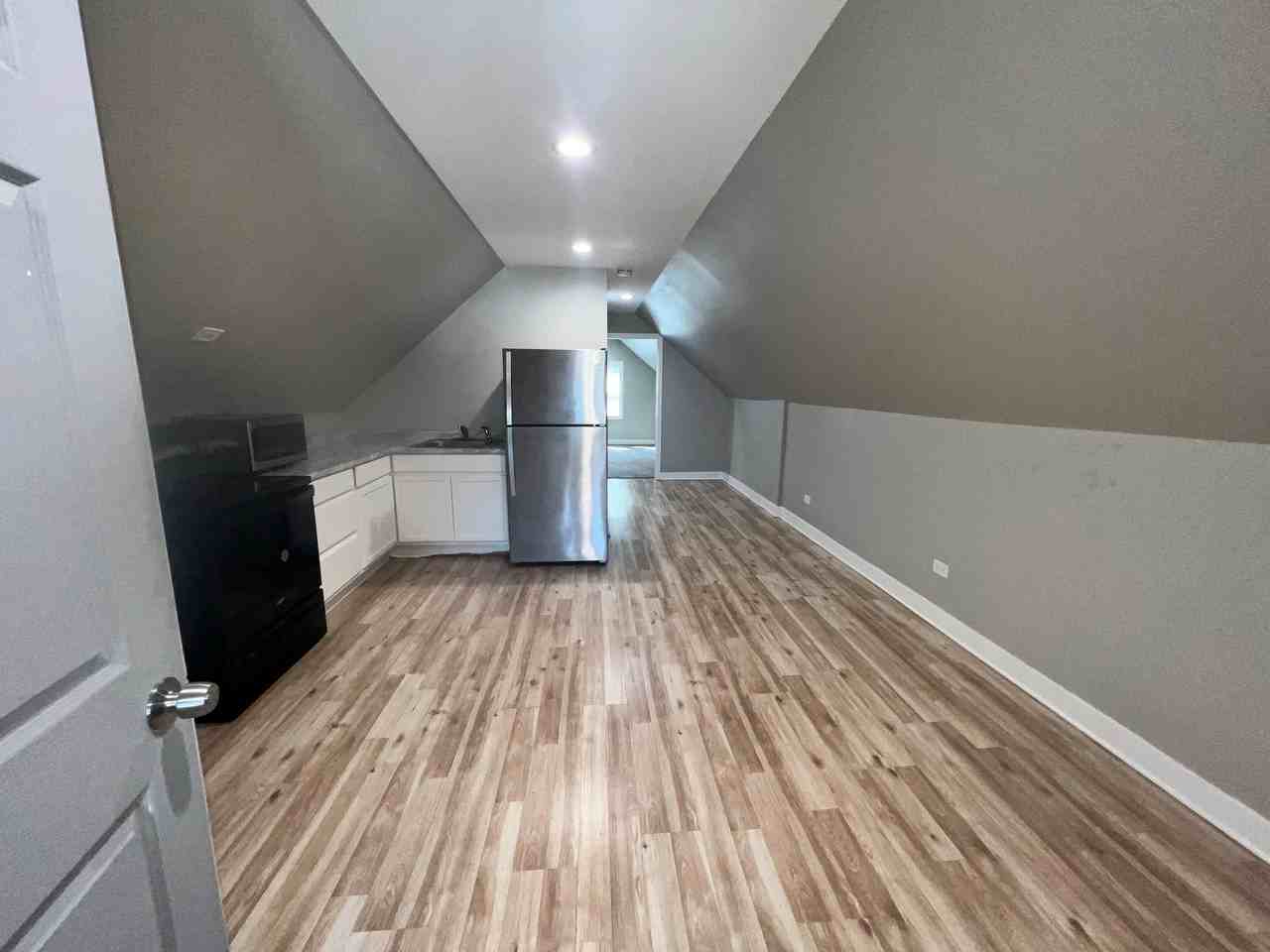 2729 S Harding Ave #3 - Photo 3 of 12