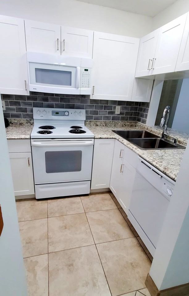 1379 Summit Run Cir - Photo 2 of 15