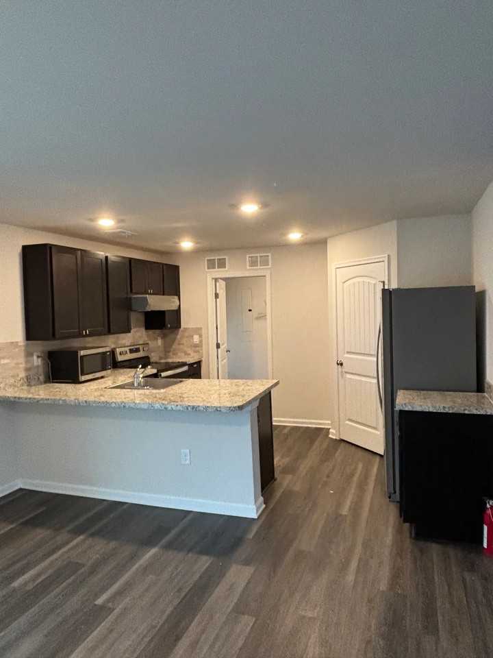 112 Flying Cloud Dr - Photo 2 of 15