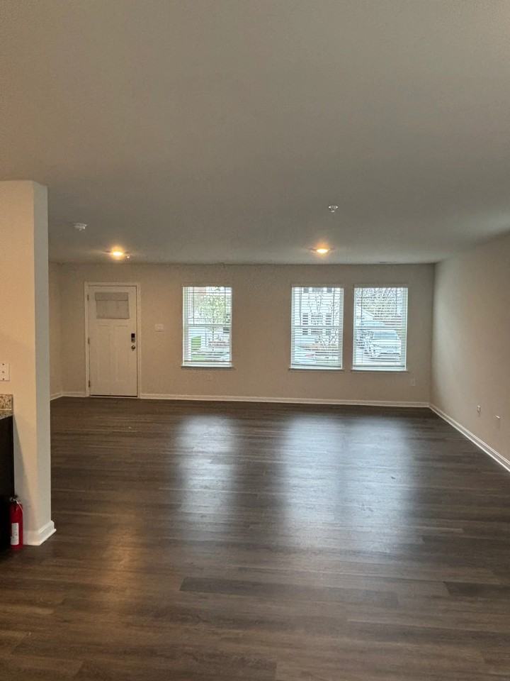 112 Flying Cloud Dr - Photo 3 of 15