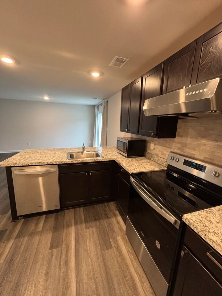 112 Flying Cloud Dr - Photo 4 of 15