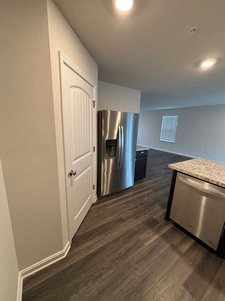 112 Flying Cloud Dr - Photo 5 of 15