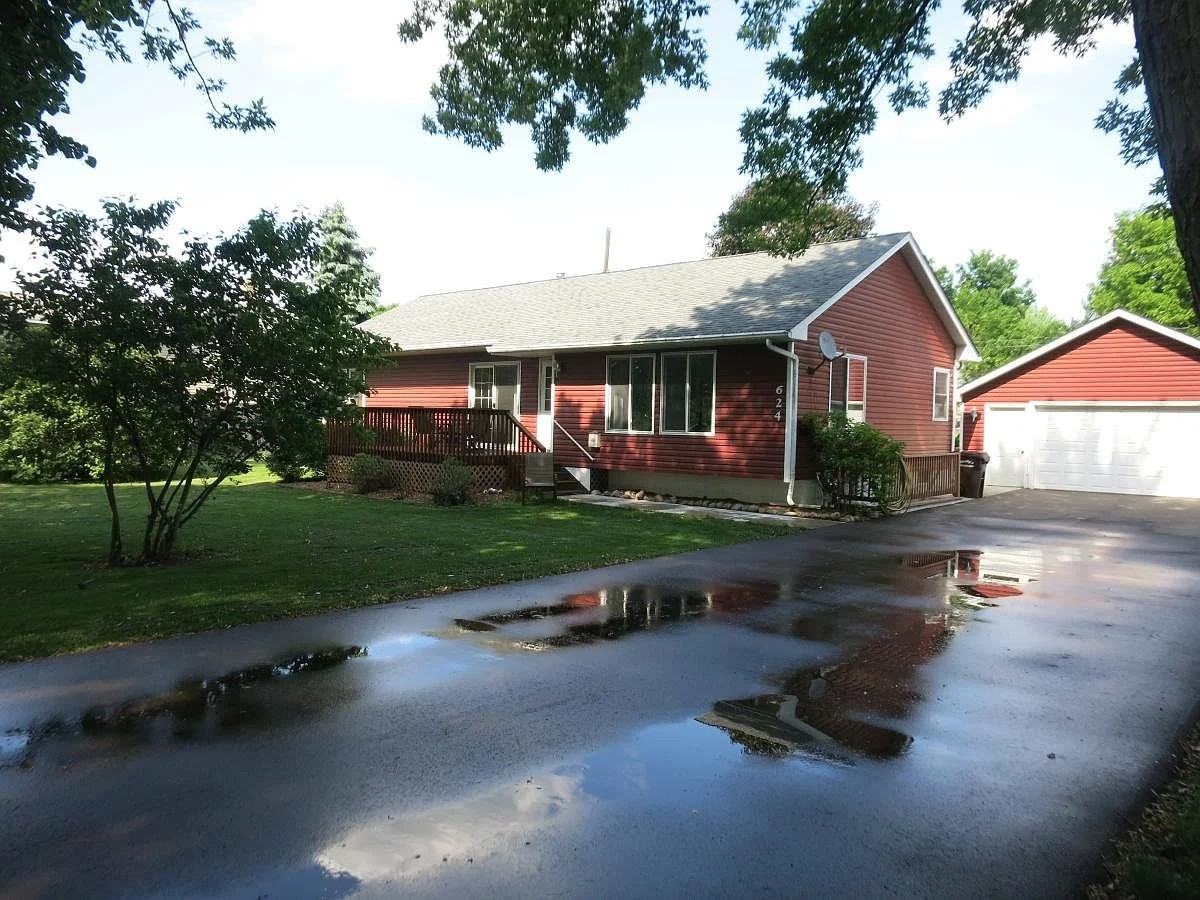 624 1st Ave Ne - Photo 3 of 4