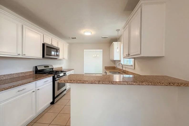 6381 Stratford Park Dr - Photo 3 of 9