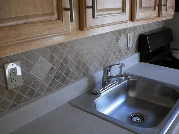 457 Hawthorne Ave - Photo 2 of 5