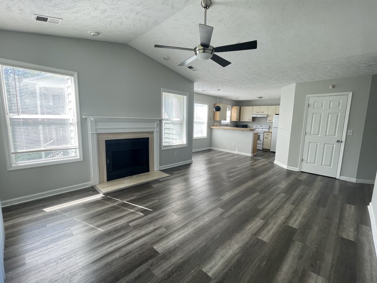 942 Stewarts Creek Dr #9 - Photo 5 of 17