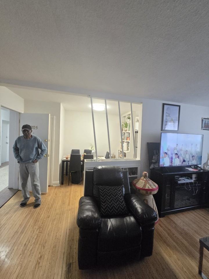 2495 Dufferin Street - Photo 2 of 9