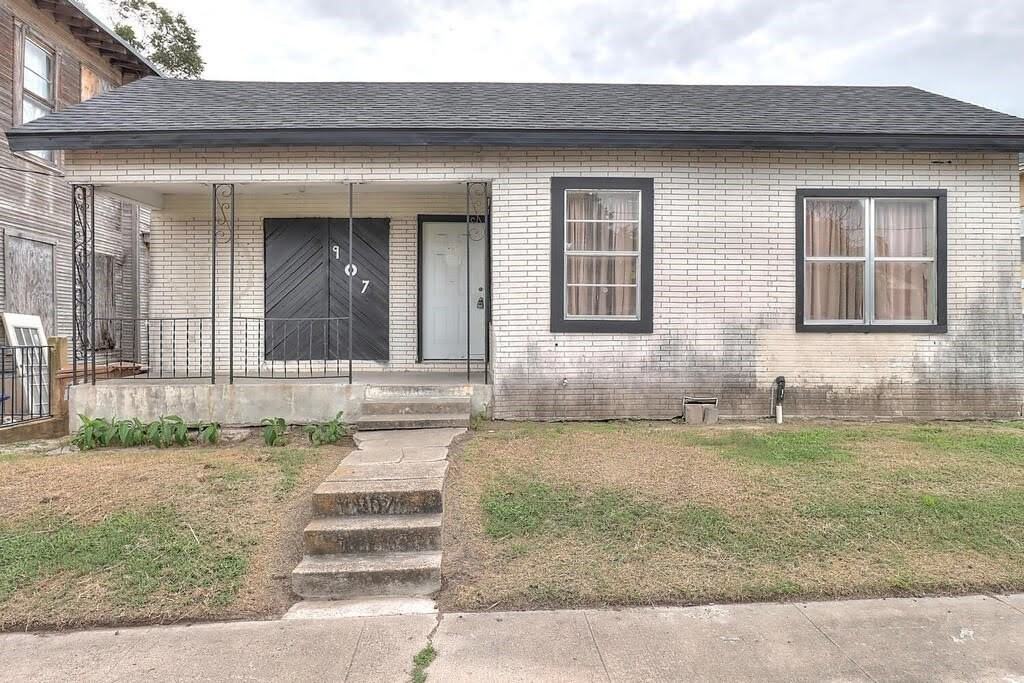 907 Laredo St