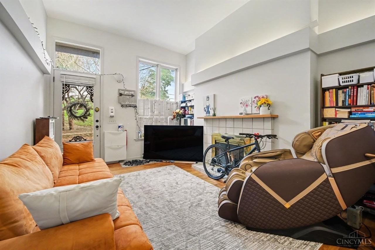 923 Paradrome St - Photo 2 of 40