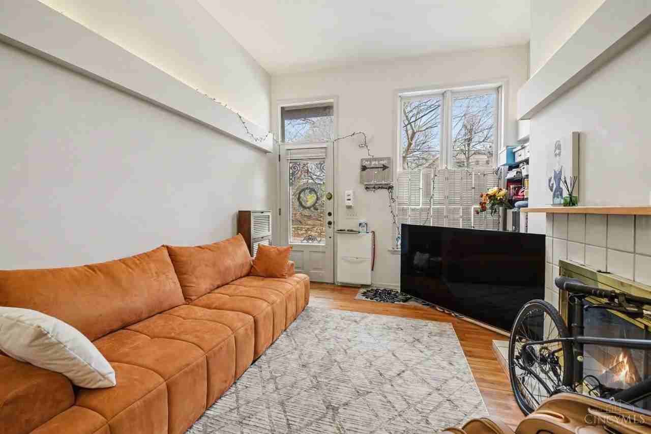 923 Paradrome St - Photo 3 of 40