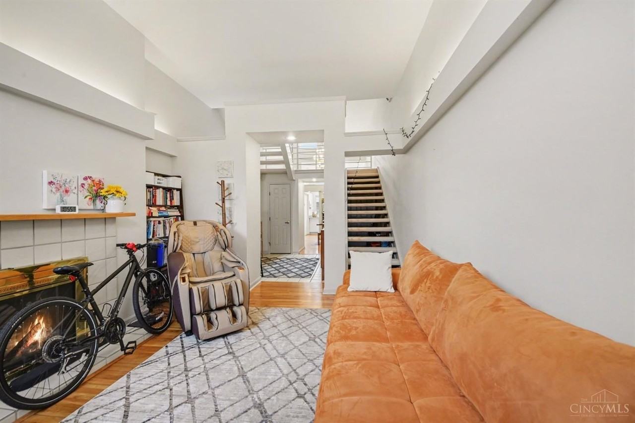 923 Paradrome St - Photo 4 of 40