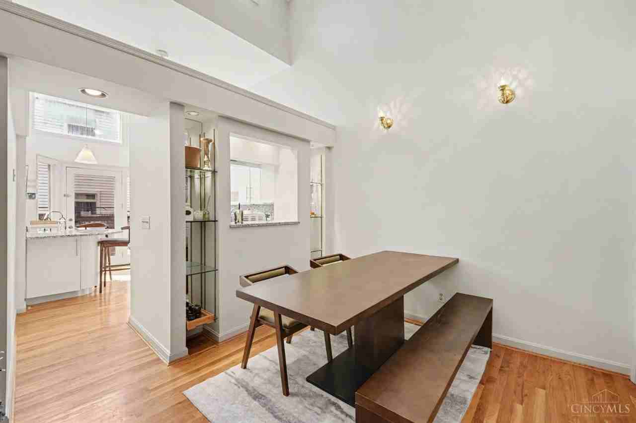 923 Paradrome St - Photo 5 of 40