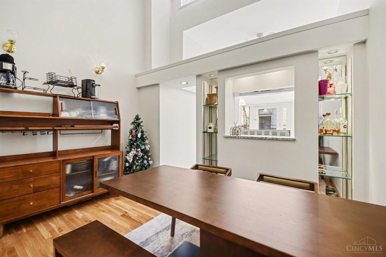 923 Paradrome St - Photo 6 of 40