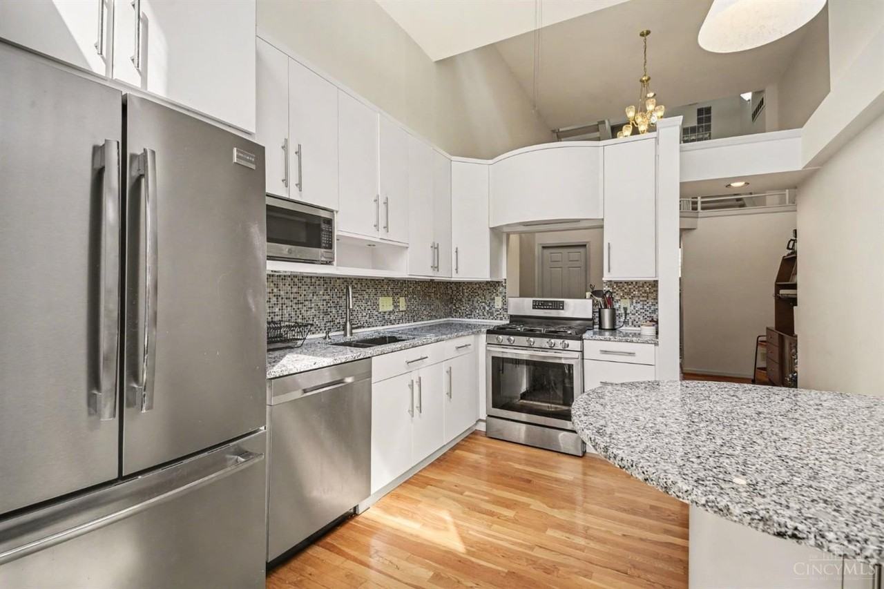 923 Paradrome St - Photo 7 of 40