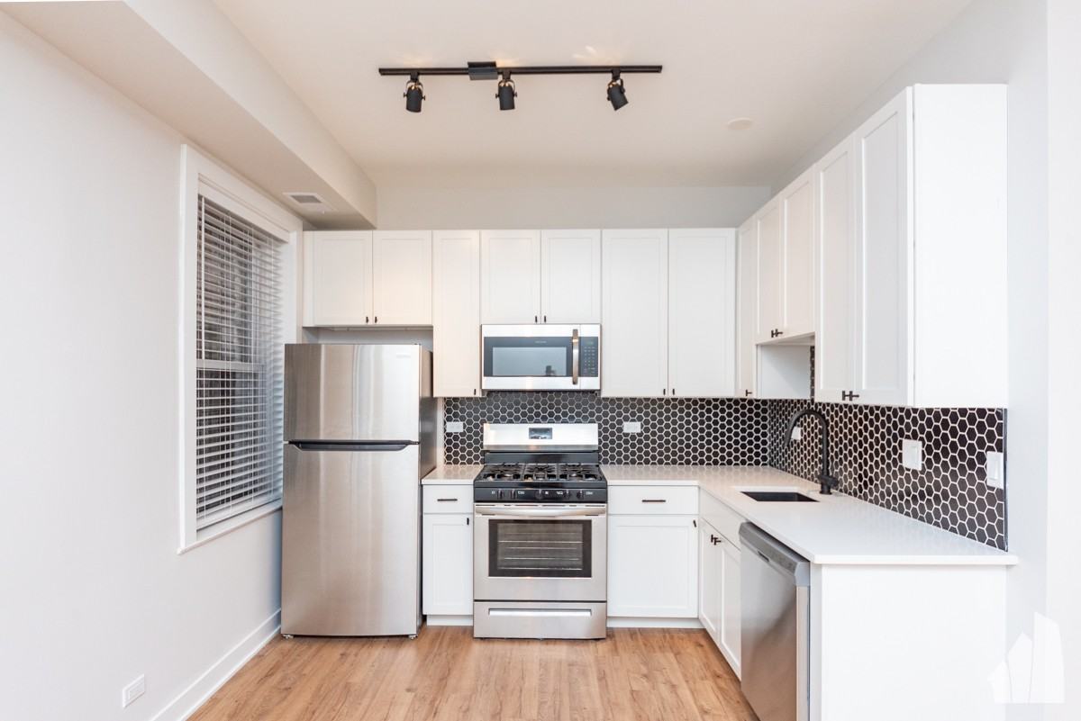 656 W Wrightwood Ave #656-109 - Photo 3 of 10