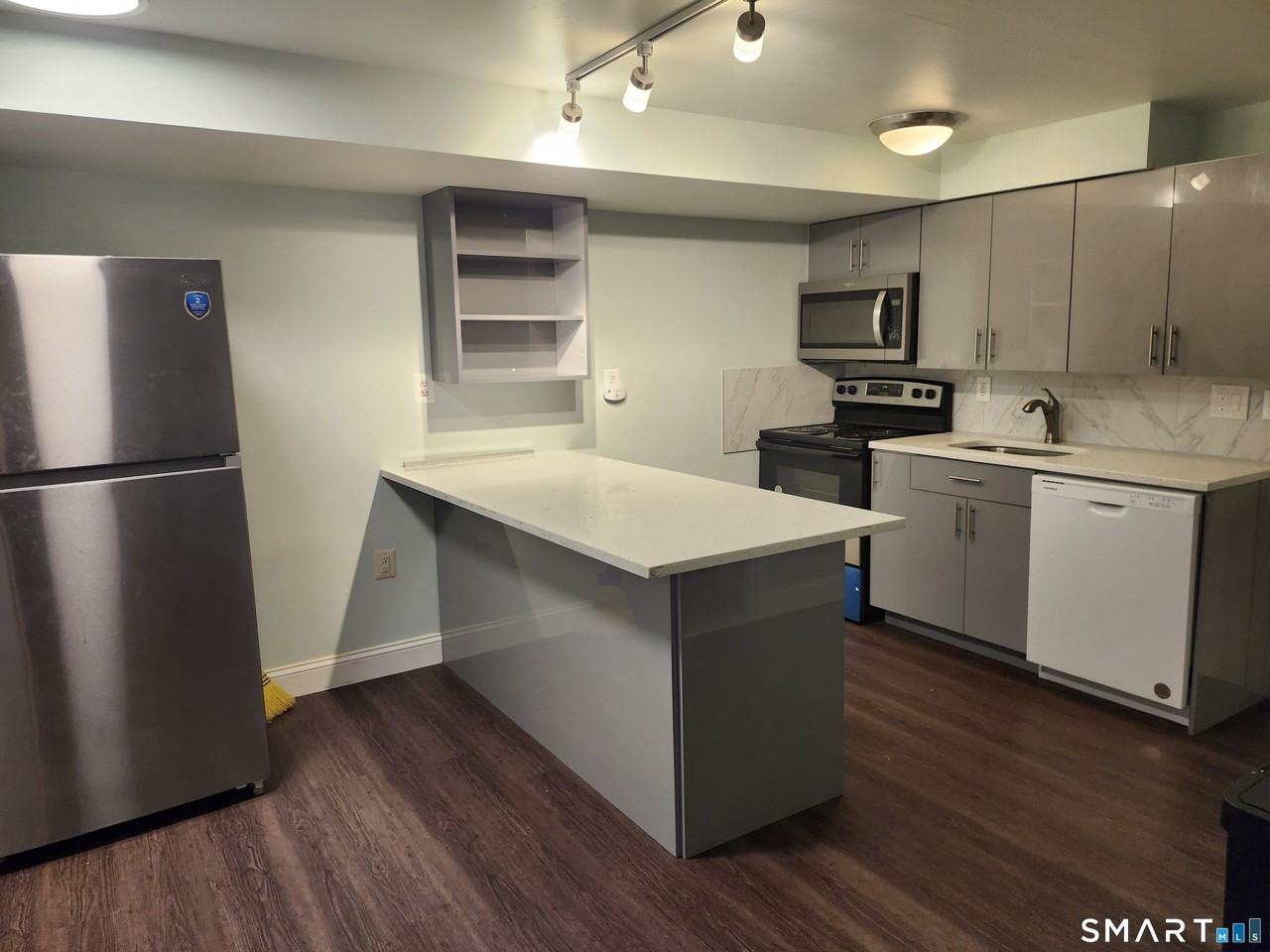 488 Chapel St Apt 6 - Photo 4 of 19