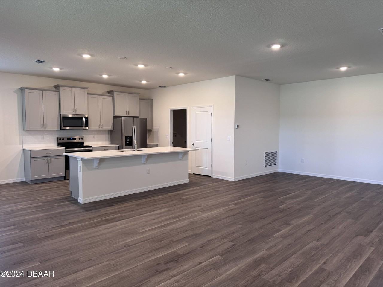 341 E Merimont Ln - Photo 7 of 36