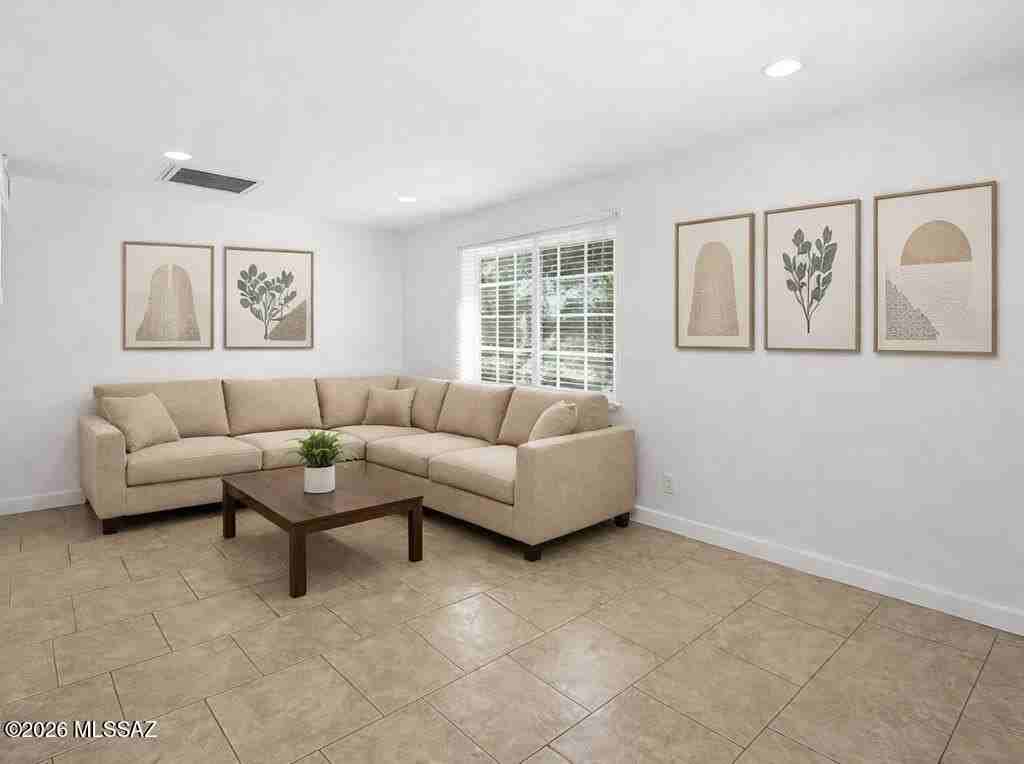 525 E Linden St - Photo 4 of 30