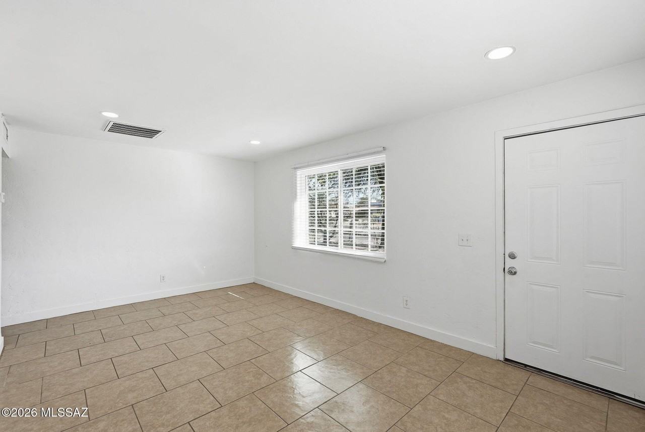 525 E Linden St - Photo 5 of 30