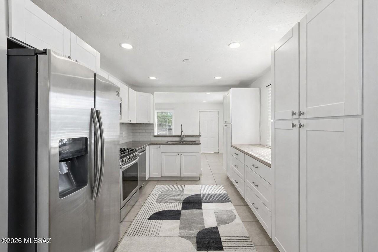 525 E Linden St - Photo 6 of 30