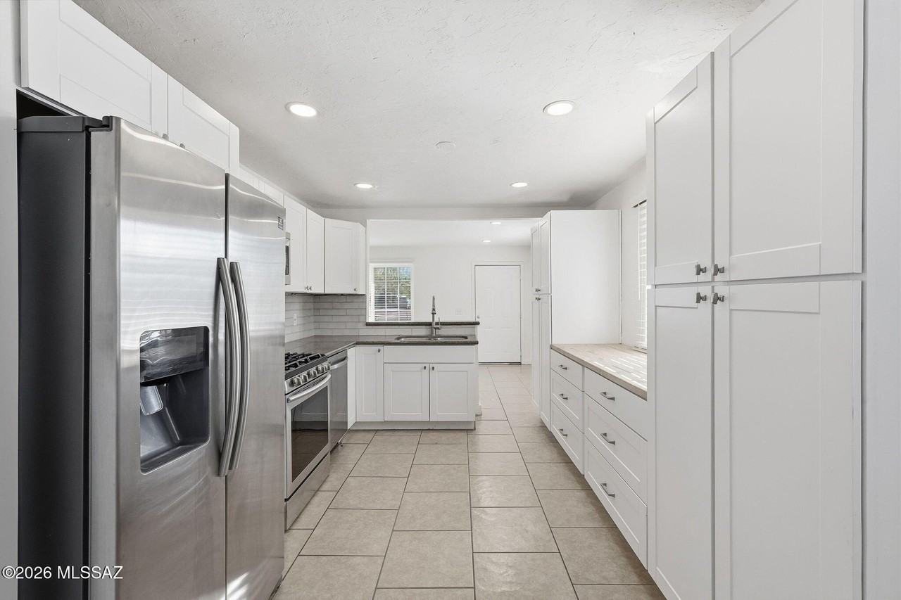 525 E Linden St - Photo 7 of 30