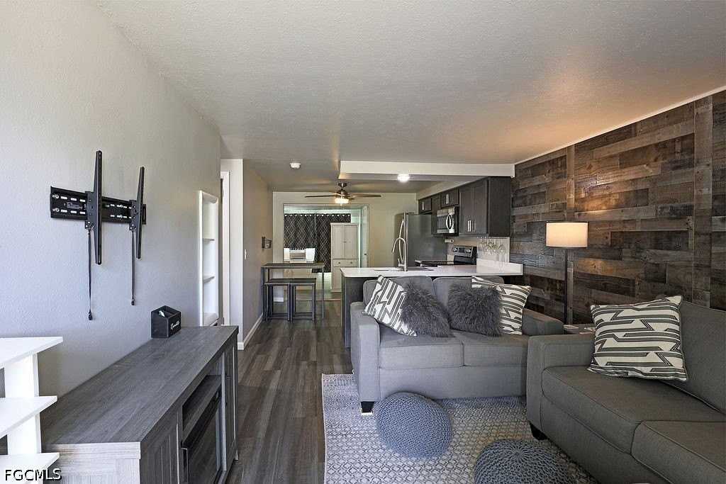 2184 Arden St - Photo 3 of 21