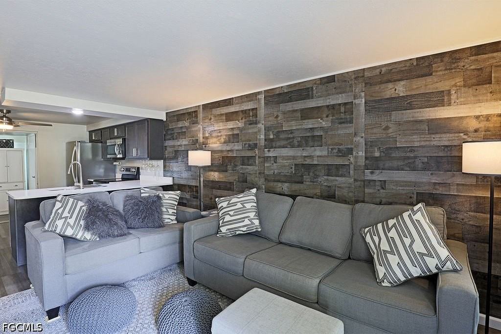 2184 Arden St - Photo 4 of 21