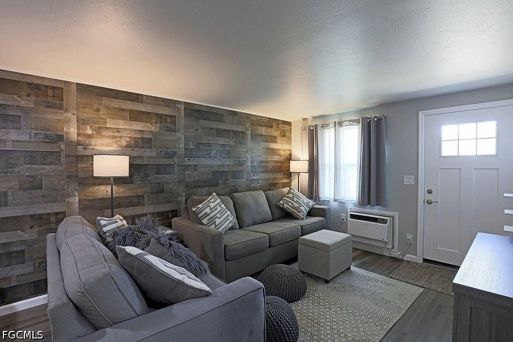 2184 Arden St - Photo 5 of 21