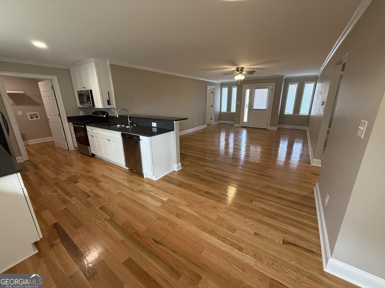 657 Athens St - Photo 3 of 17