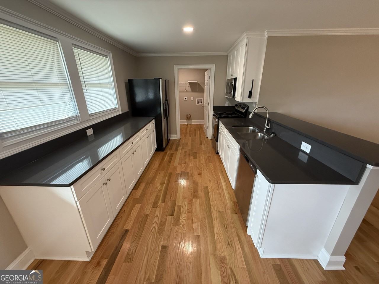 657 Athens St - Photo 4 of 17