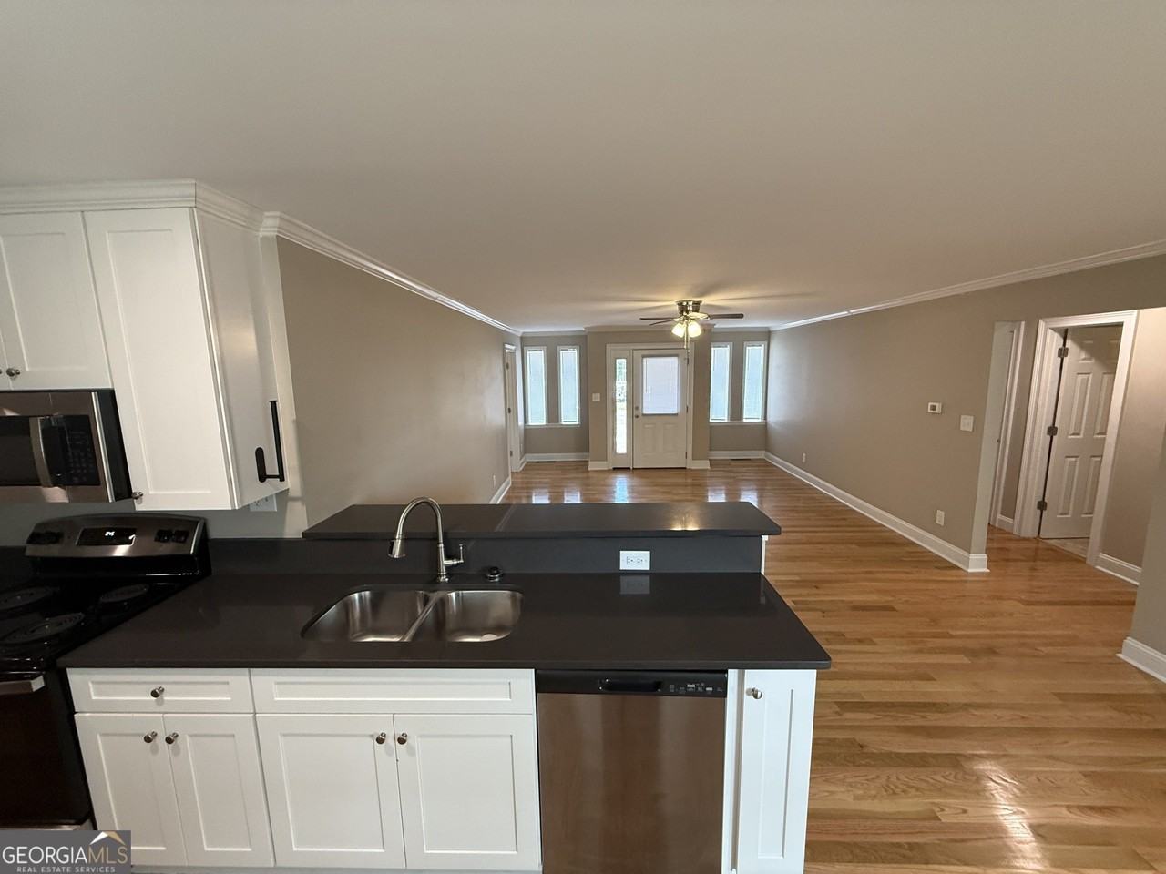 657 Athens St - Photo 5 of 17