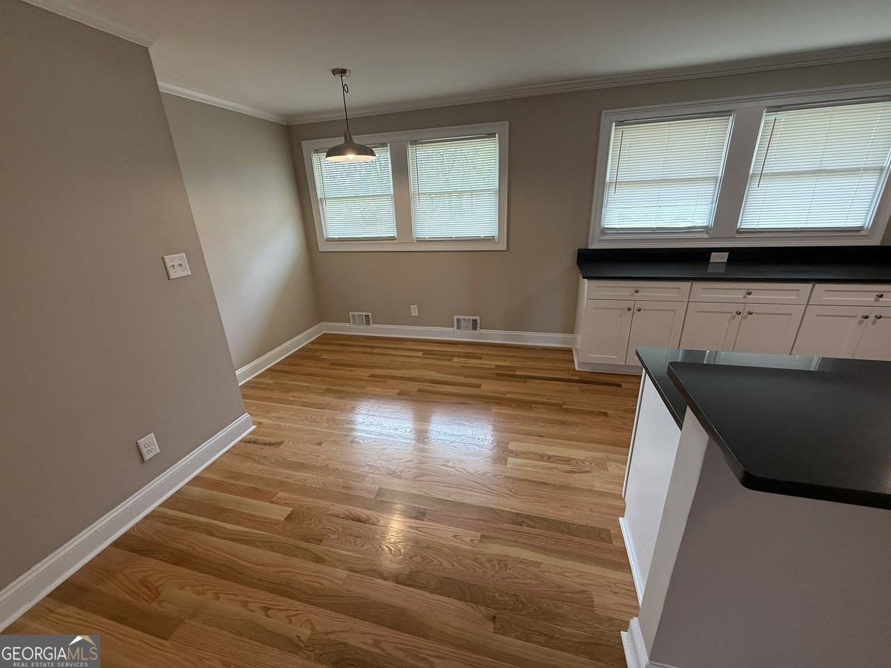 657 Athens St - Photo 7 of 17