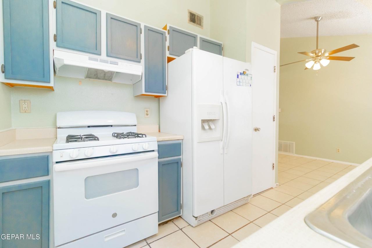 12056 Bellows Ct - Photo 3 of 34