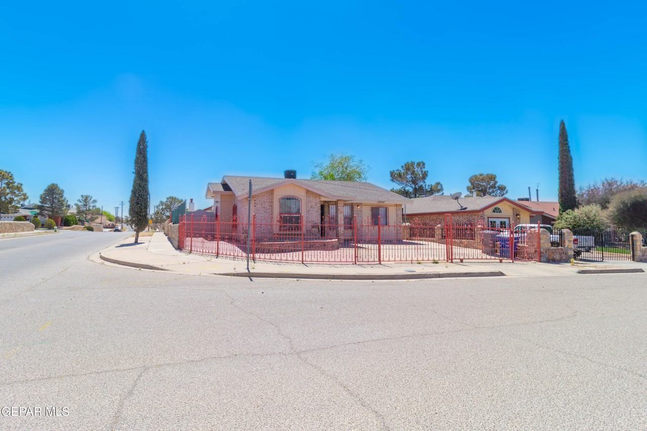 12056 Bellows Ct - Photo 6 of 34