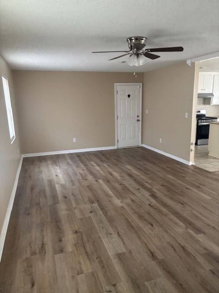 2704 Cranbrook Dr - Photo 3 of 10