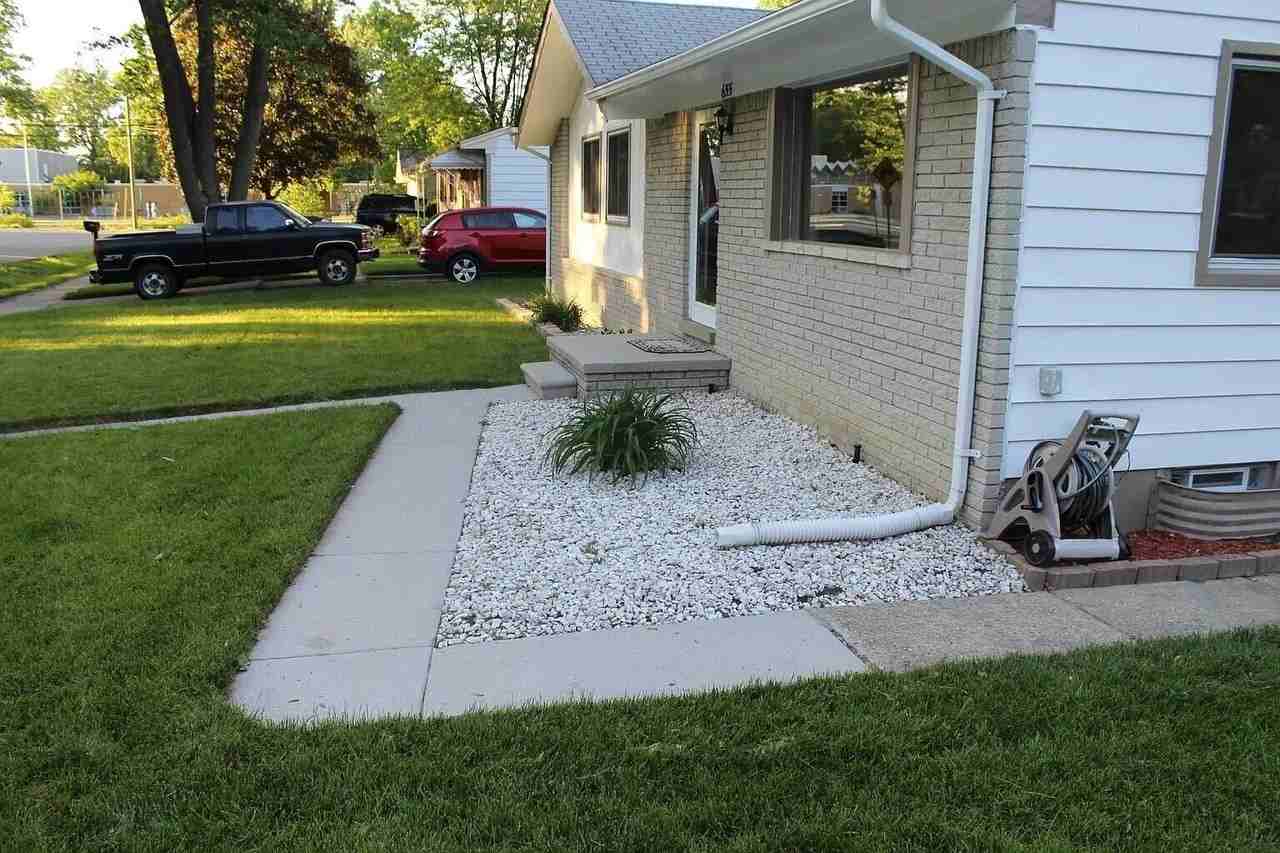 655 Robinwood Dr - Photo 2 of 46